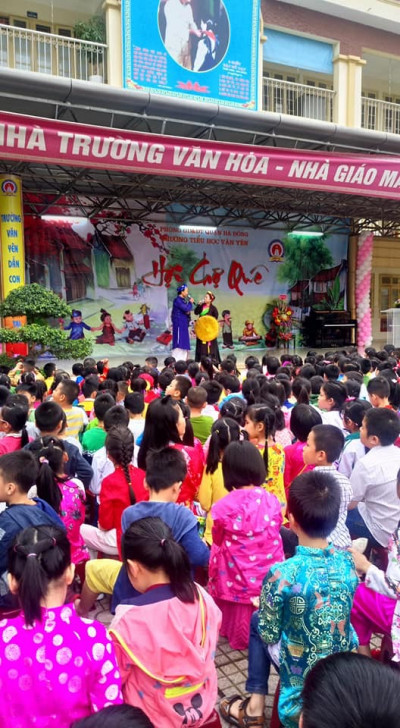 Tiết mục hát quan họ do các thầy cô giáo biểu diễn chào mừng Hội chợ quê 2018.