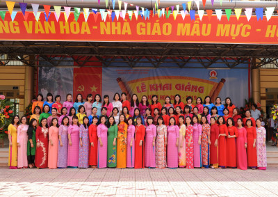 Tập thể CB-GV-CNV nhà trường trong ngày khai giảng năm học mới.