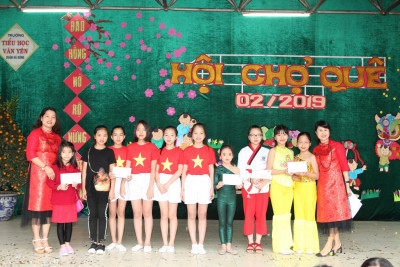 Các đội thi nhận giải thưởng cho các gian hàng trưng bày tại Hội chợ quê.