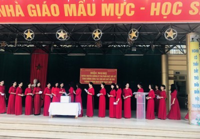 Tập thể CB-GV-NV nhà trường trong buổi quyên góp ủng hộ các em học sinh.