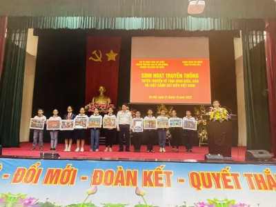 Học sinh Văn Yên vẽ tranh biển, đảo tặng các chú cảnh sát biển