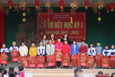 Lễ sơ kết học kỳ I, trao phần thưởng và tặng quà tết cho học sinh