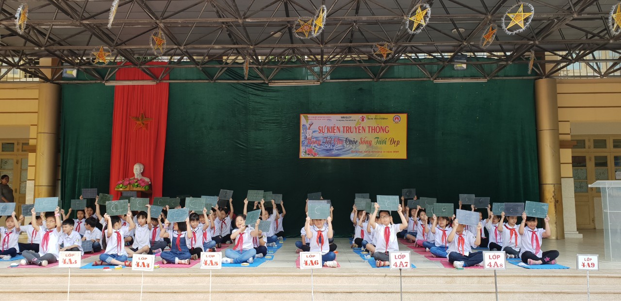 Phần thi " Rung chuông vàng" của các bạn học sinh khối 4.