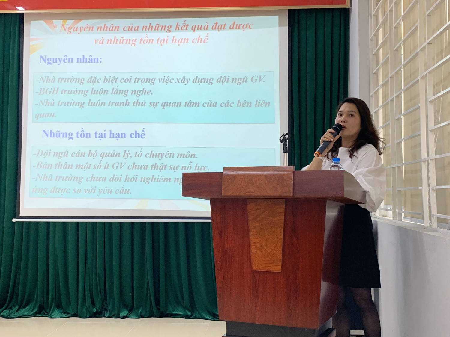 Cô giáo: Phương Thị Thìn - báo cáo viên của hội nghị.