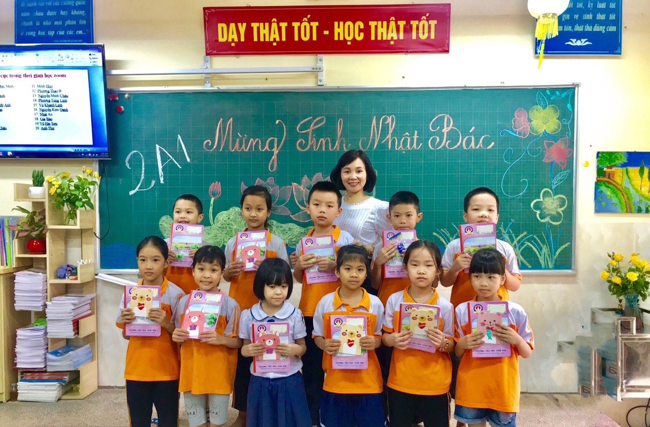 Cô và trò lớp 2A1 tưng bừng tổ chức 130 năm ngày sinh nhật Bác tại lớp của mình.