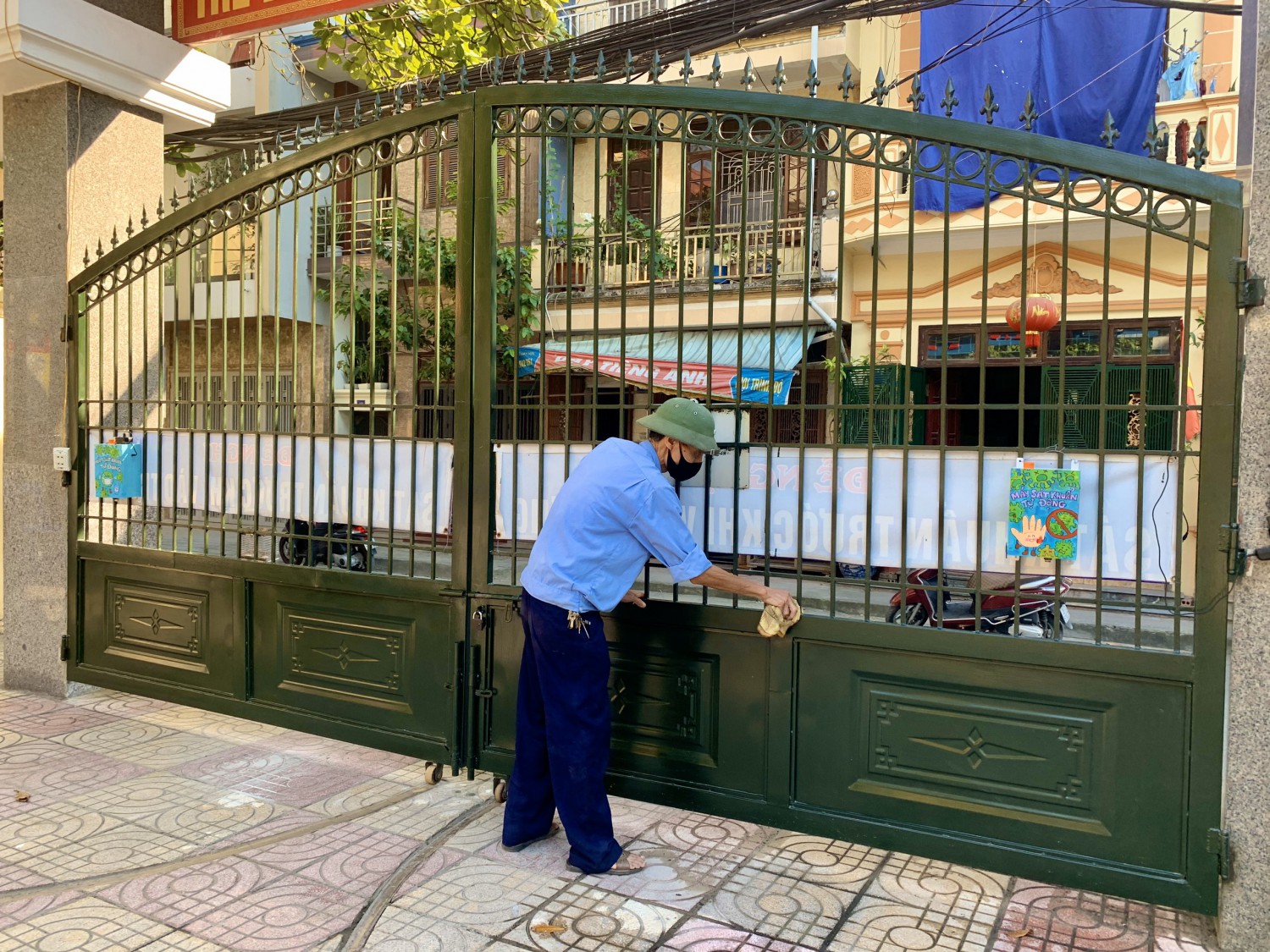 Cánh cổng trường được sơn lại như mới.