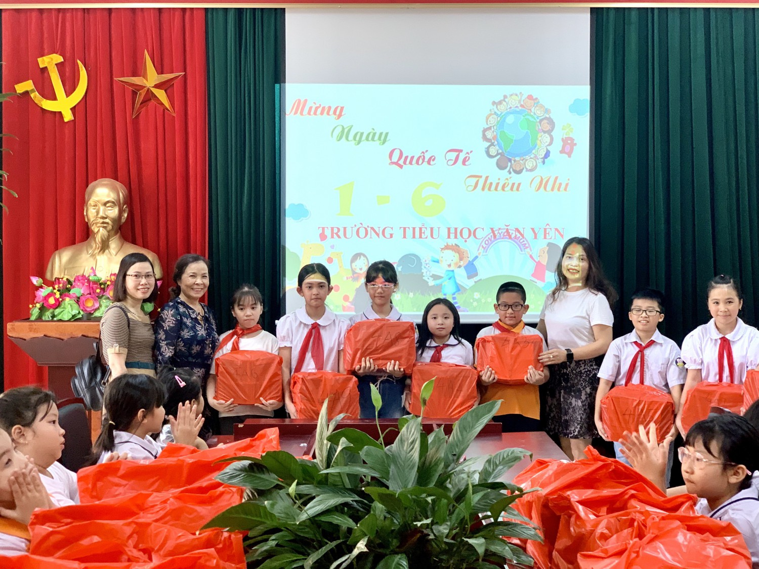 Công đoàn nhà trường phối hợp cùng Ban đại diện cha mẹ học sinh tổ chức ngày 1/6 cho các bạn học sinh.