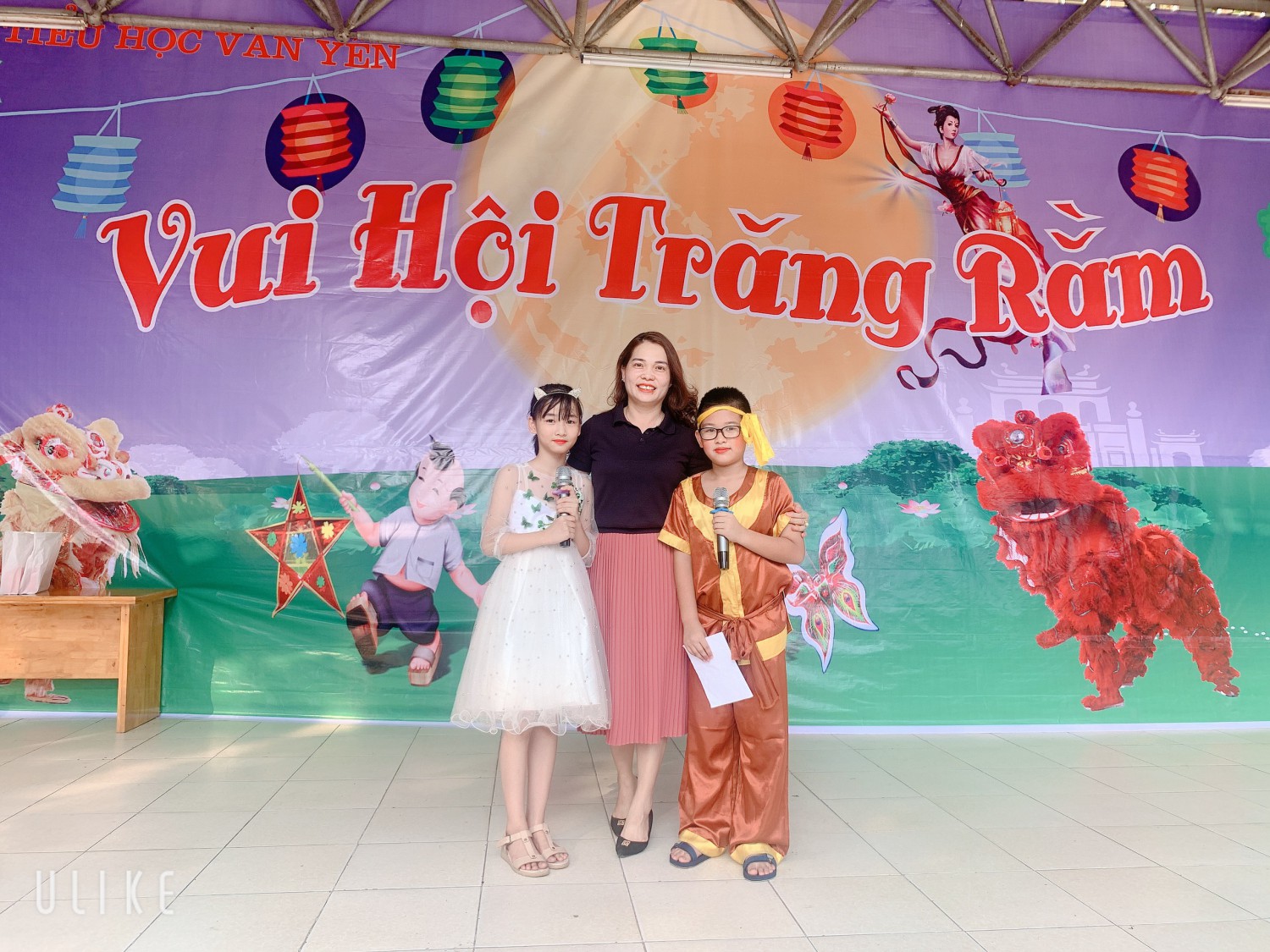 Học sinh trường Tiểu học Văn Yên vui đón mùa trăng yêu thương 2020.