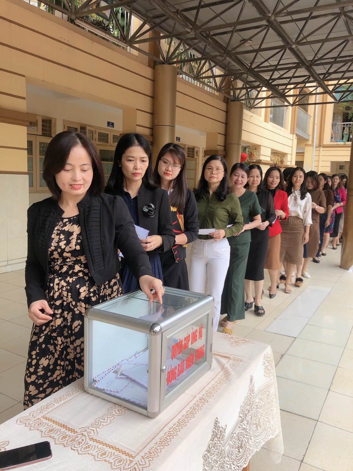 Trường Tiểu học Văn Yên quyên góp ủng hộ đồng bào bị lũ lụt tại miền Trung
