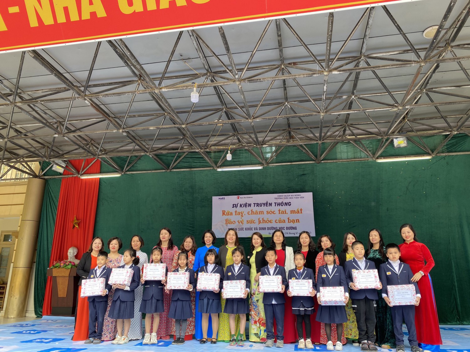 BGH và các cô giáo chủ nhiệm khối lớp 3.