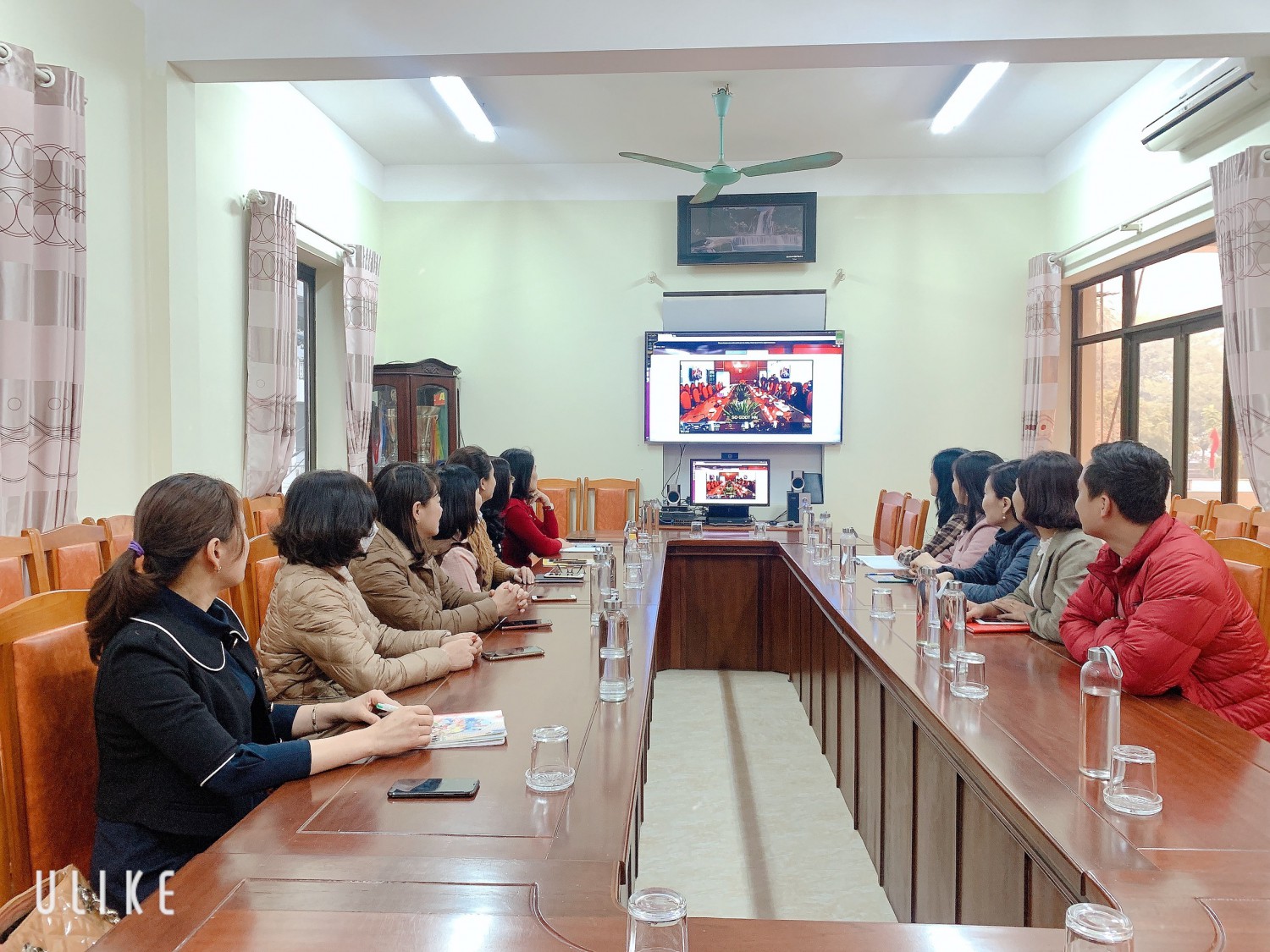 Giáo viên khối lớp 2 tham dự hội nghị.