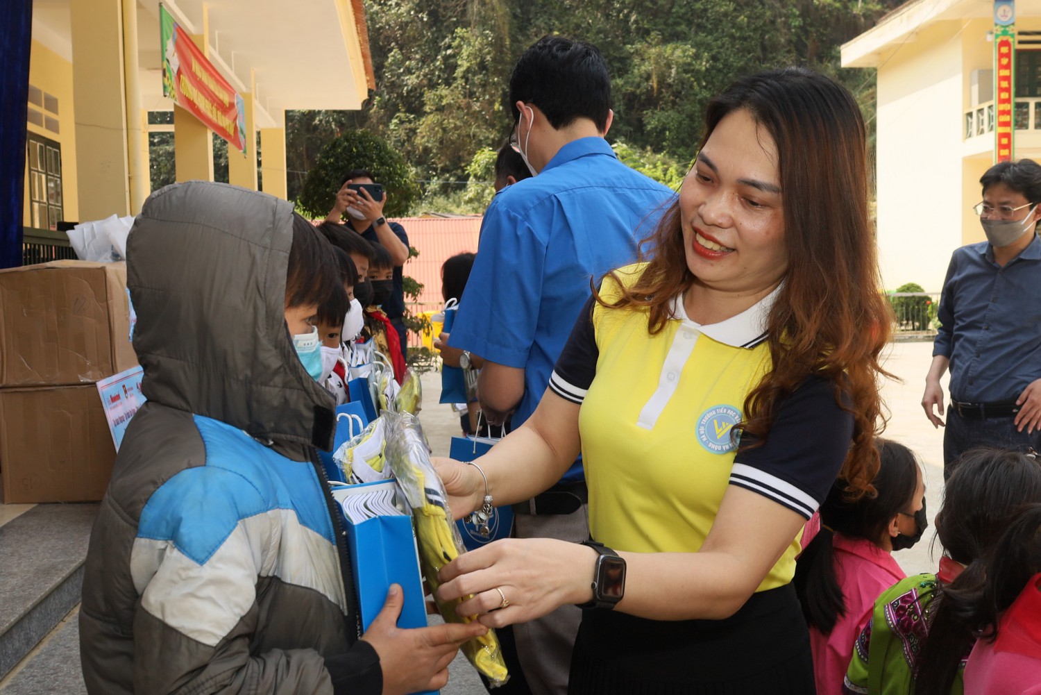 Tặng quà cho học sinh vùng cao